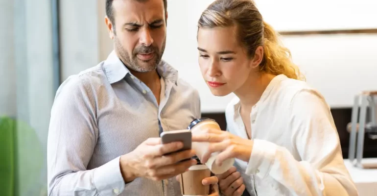 žena s mužem hledí do telefonu