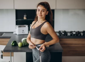 dívka, která se měří v pase