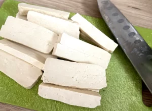 tofu nakrájené na prkýnku