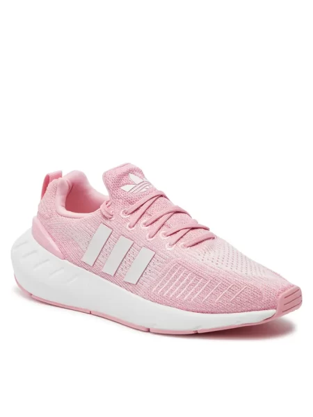 Foto zdroj: Adidas - Matky v nesnázích Adidas boty