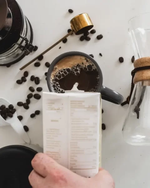 Foto zdroj: Unsplash - Matky v nesnázích ovesné mléko do kávy