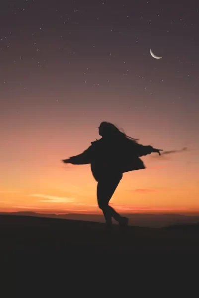 Foto zdroj: Unsplash - Matky v nesnázích Žena tančí při měsíčku