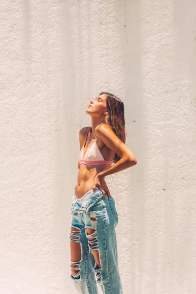 Foto zdroj: Unsplash - Matky v nesnázích žena s plochým břichem
