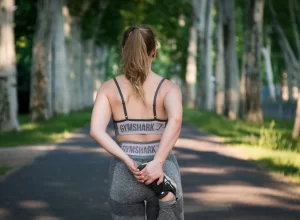 žena ve sportovním oblečení