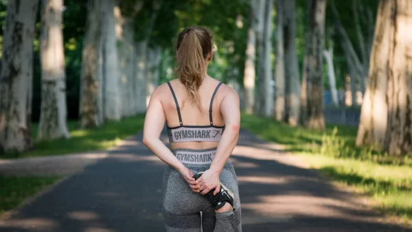 žena ve sportovním oblečení