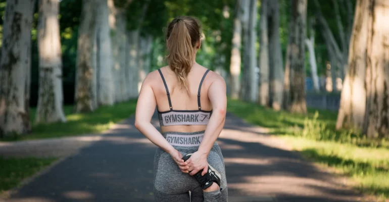 žena ve sportovním oblečení