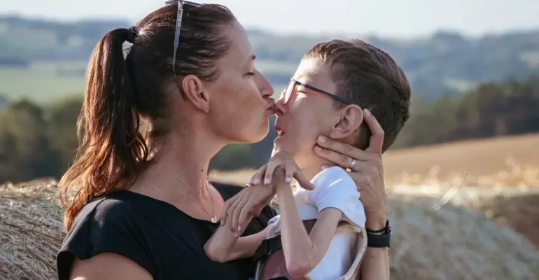 Klára Hrdá se synem Adámkem