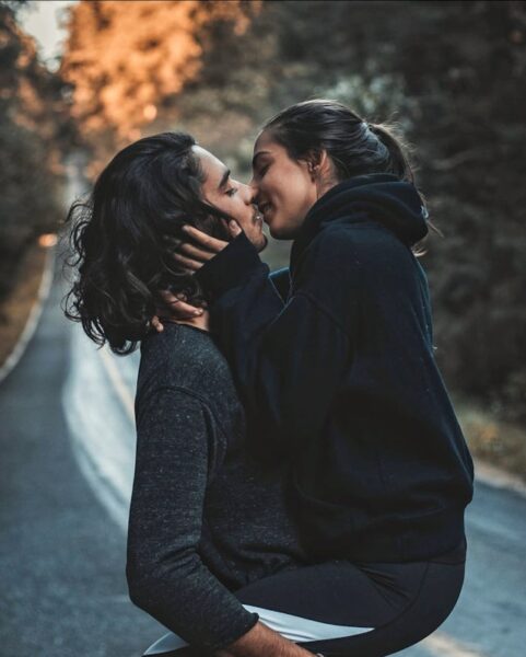 Foto zdroj: Unsplash - Matky v nesnázích líbací se pár