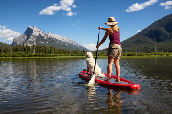 žena na paddleboardu