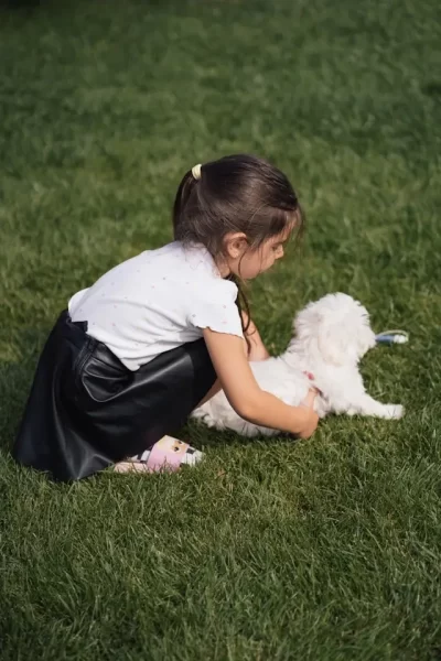 foto zdroj: Unsplash - Matky v nesnázích dítě si hraje se psem