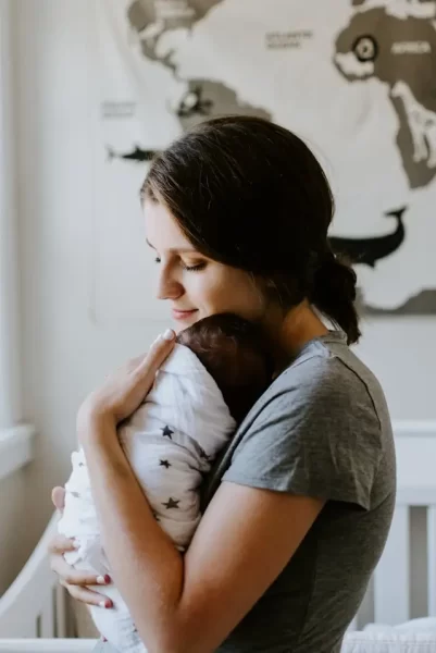 foto zdroj: Unsplash - Matky v nesnázích matka s dítětem