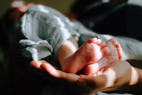 Foto zdroj: Unsplash - Matky v nesnázích nohy miminka