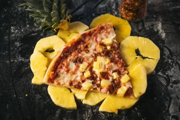 Foto zdroj: Unsplash - Matky v nesnázích pizza Hawai