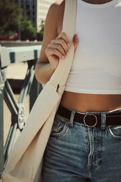 Foto zdroj: Unsplash - Matky v nesnázích outfit s páskem
