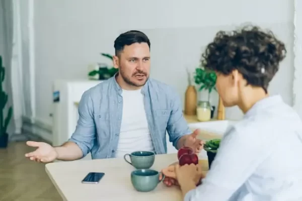 Foto zdroj: Unsplash - Matky v nesnázích muž se hádá s partnerkou