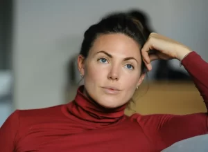 žena v červeném roláku