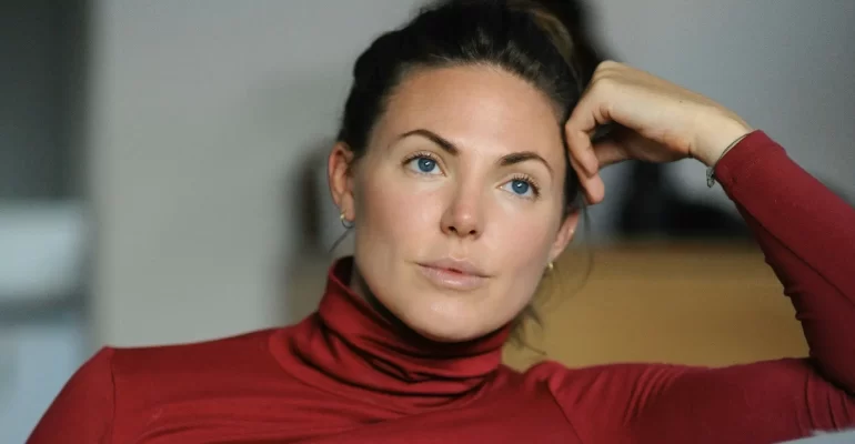 žena v červeném roláku