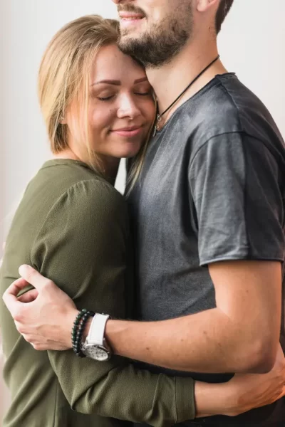 Foto zdroj: Freepik - Matky v nesnázích objímající se pár