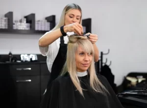 žena u kadeřnice