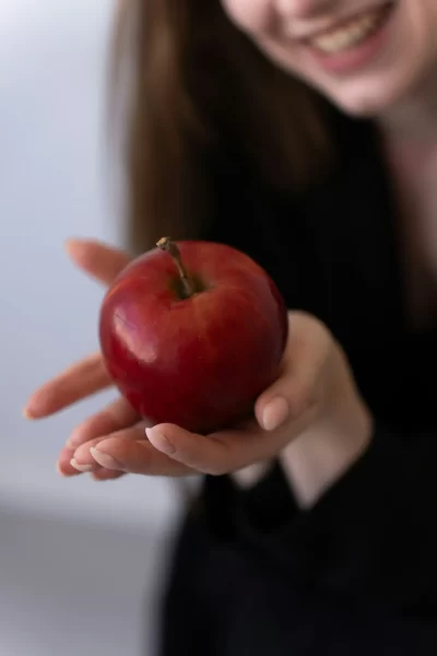foto zdroj: Unsplash - Matky v nesnázích červené jablko