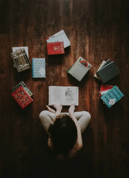 foto zdroj: Unsplash - Matky v nesnázích dítě si čte knihu