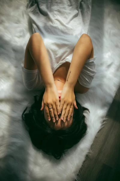 foto zdroj: Unsplash - Matky v nesnázích žena smutná na posteli