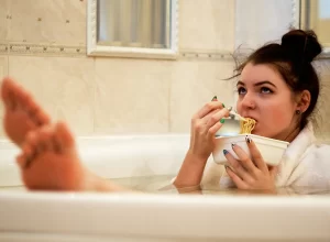 žena jí ve vaně