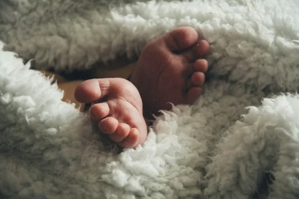 foto zdroj: Unsplash - Matky v nesnázích nožičky miminka