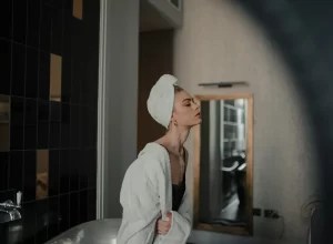 žena v koupelně
