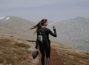 žena na výletě