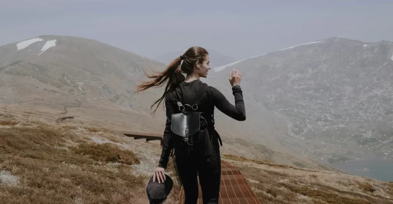 žena na výletě