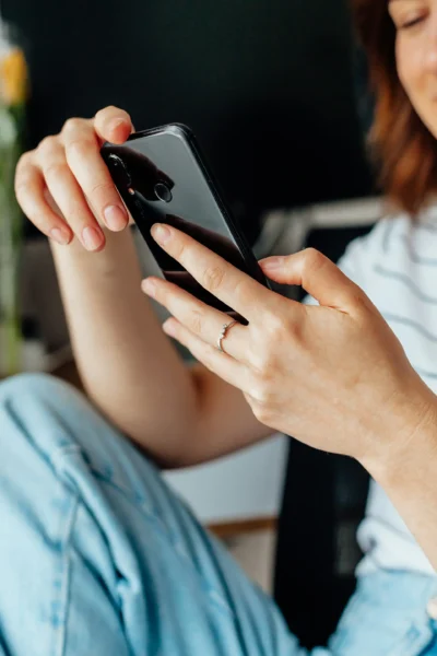 foto zdroj: Unsplash - Matky v nesnázích na mobilním telefonu