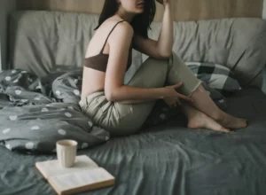 žena na posteli