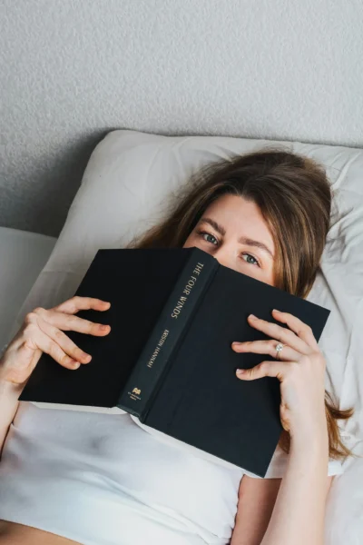 foto zdroj: Unsplash - Matky v nesnázích žena čte v posteli knihu