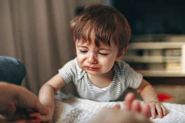 foto zdroj: Unsplash - Matky v nesnázích plačící dítě