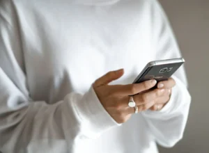 žena na mobilním telefonu