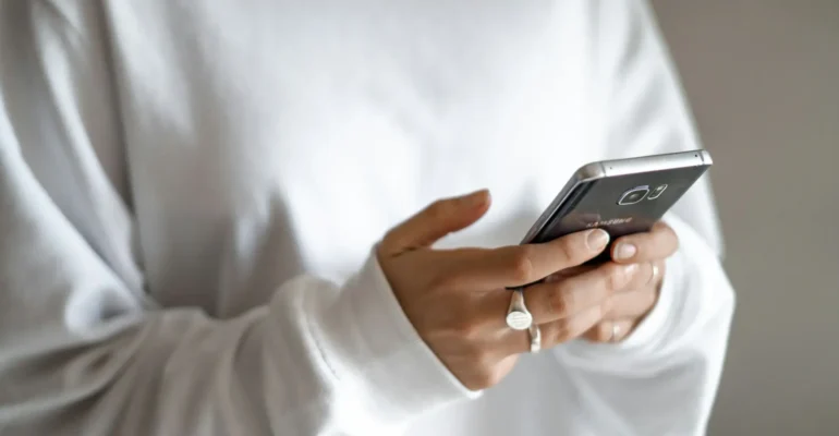 žena na mobilním telefonu
