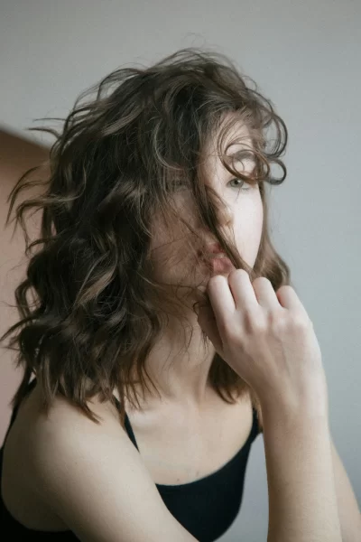 foto zdroj: Unsplash - Matky v nesnázích hnědovláska