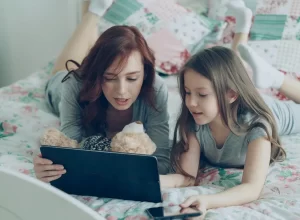 dívky na posteli