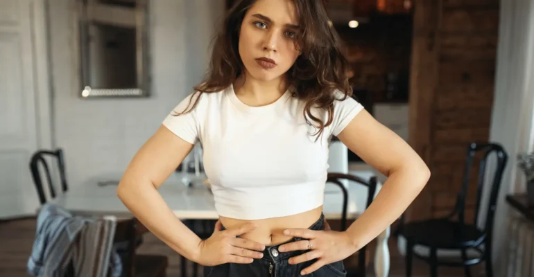 žena si sahá na břicho