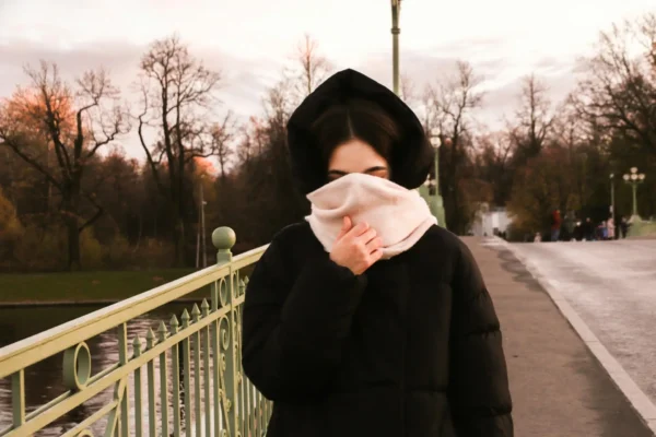 žena se šálou