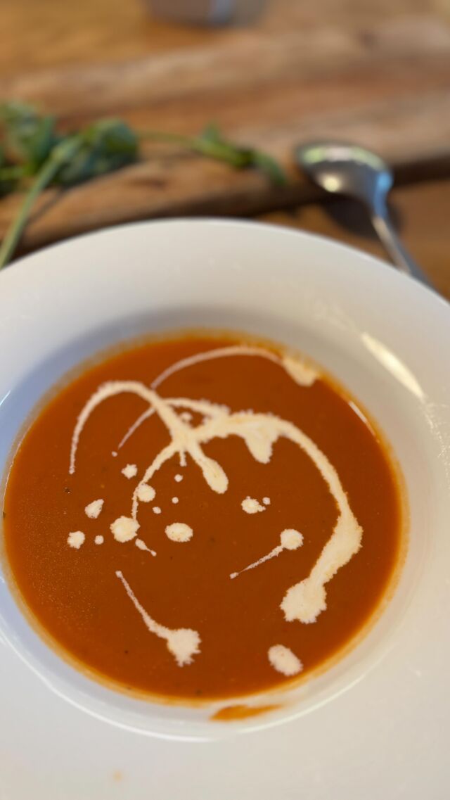 Po dlouhé době zase recept ❤️ Aby bylo jasno - nesnáším rajskou! Ale rajčatovou polévku, co nechutná jako kečup, miluju❤️ Původní záměr byl, abych měla pro děti něco dobrého a aby pořád nechtěly pečivo s “něčím”🙄 Aby tam byly nějaké bílkoviny, jsou v ní bílé fazole. 👌 Je výborná! Zkuste ji. ❤️ #tomatosoup #rajcatovapolevka #homemade #italiansoup #love #yummy